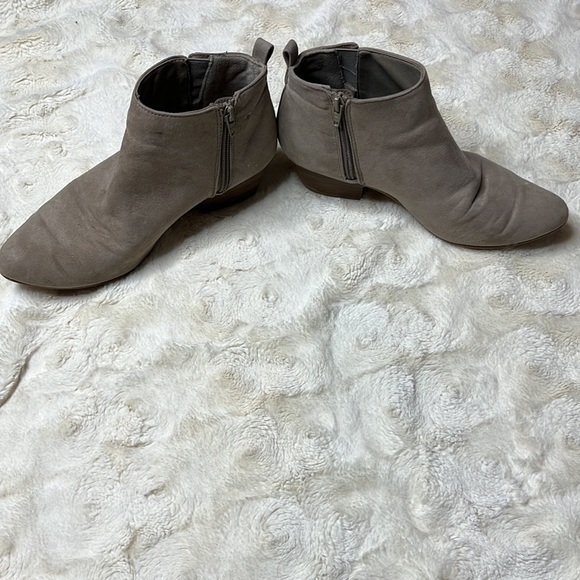 Old Navy size 8 zip up low booties. New Taupe. Faux suede. - Picture 4 of 7